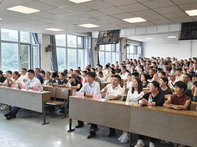 新濠天地成功召开2025级新生家长会